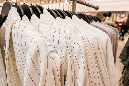 零售店展示架上的時(shí)裝設(shè)計(jì)服裝